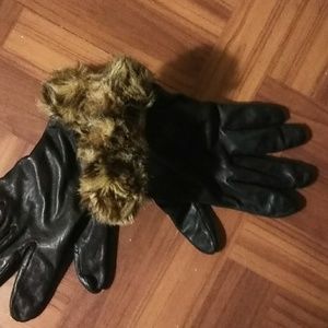 Leather gloves with fur